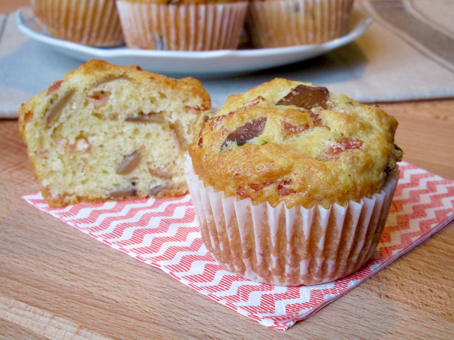 Muffin salati con prosciutto e funghi