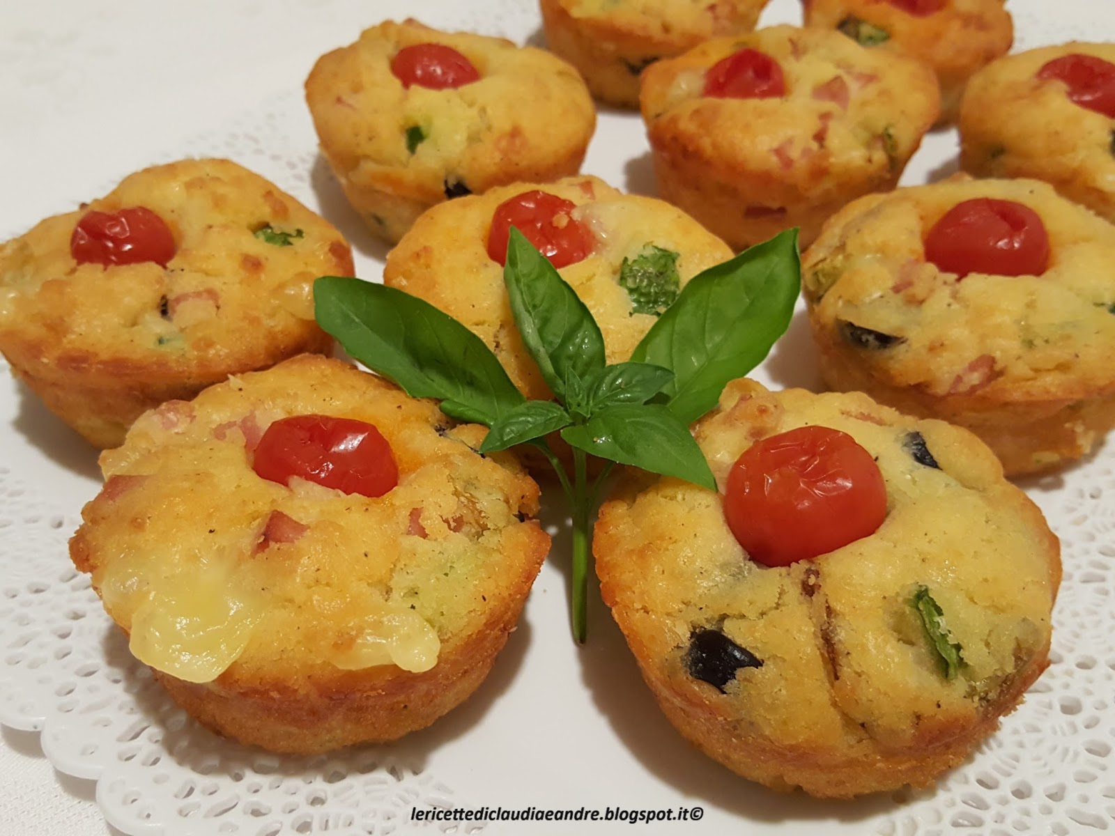Muffin salati con zucchina, formaggi, olive e wurstel affumicato