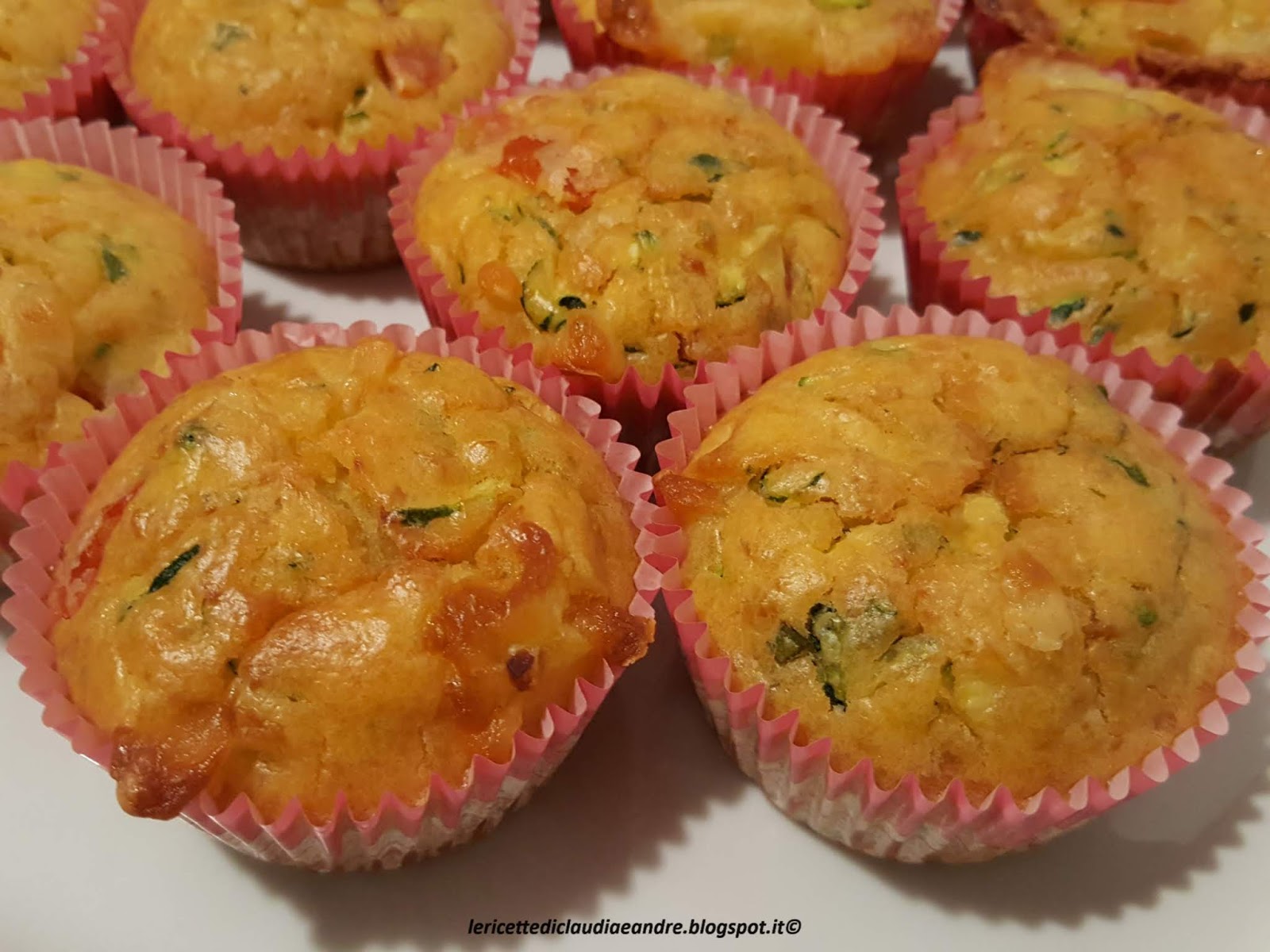 Muffin salati con zucchine, mozzarella e tonno