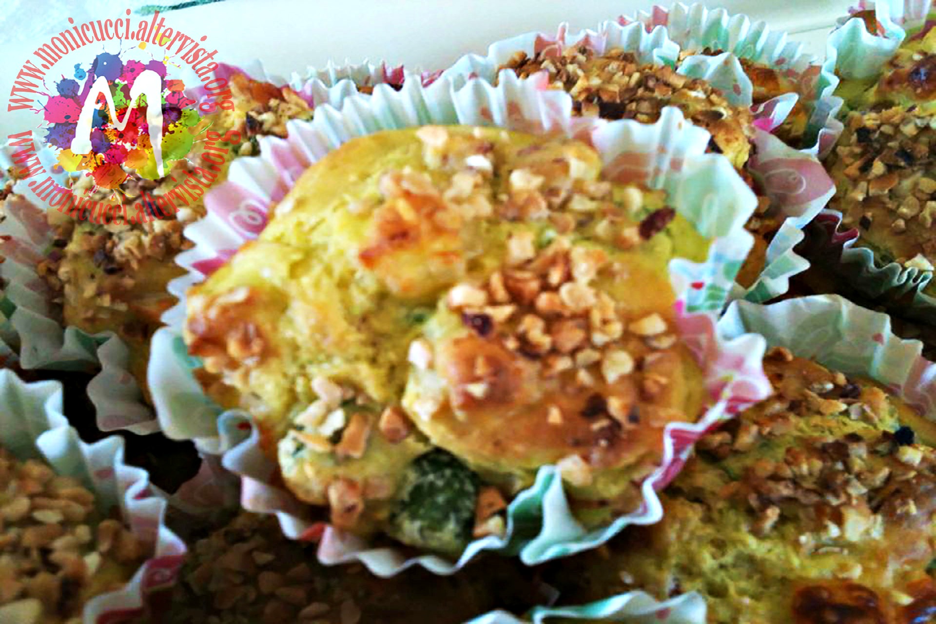 Muffin salati di farina di mais con piselli, prosciutto cotto e primosale