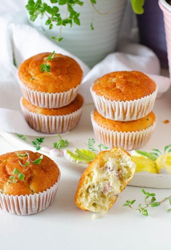 Muffin salati senza lattosio con piselli e pancetta