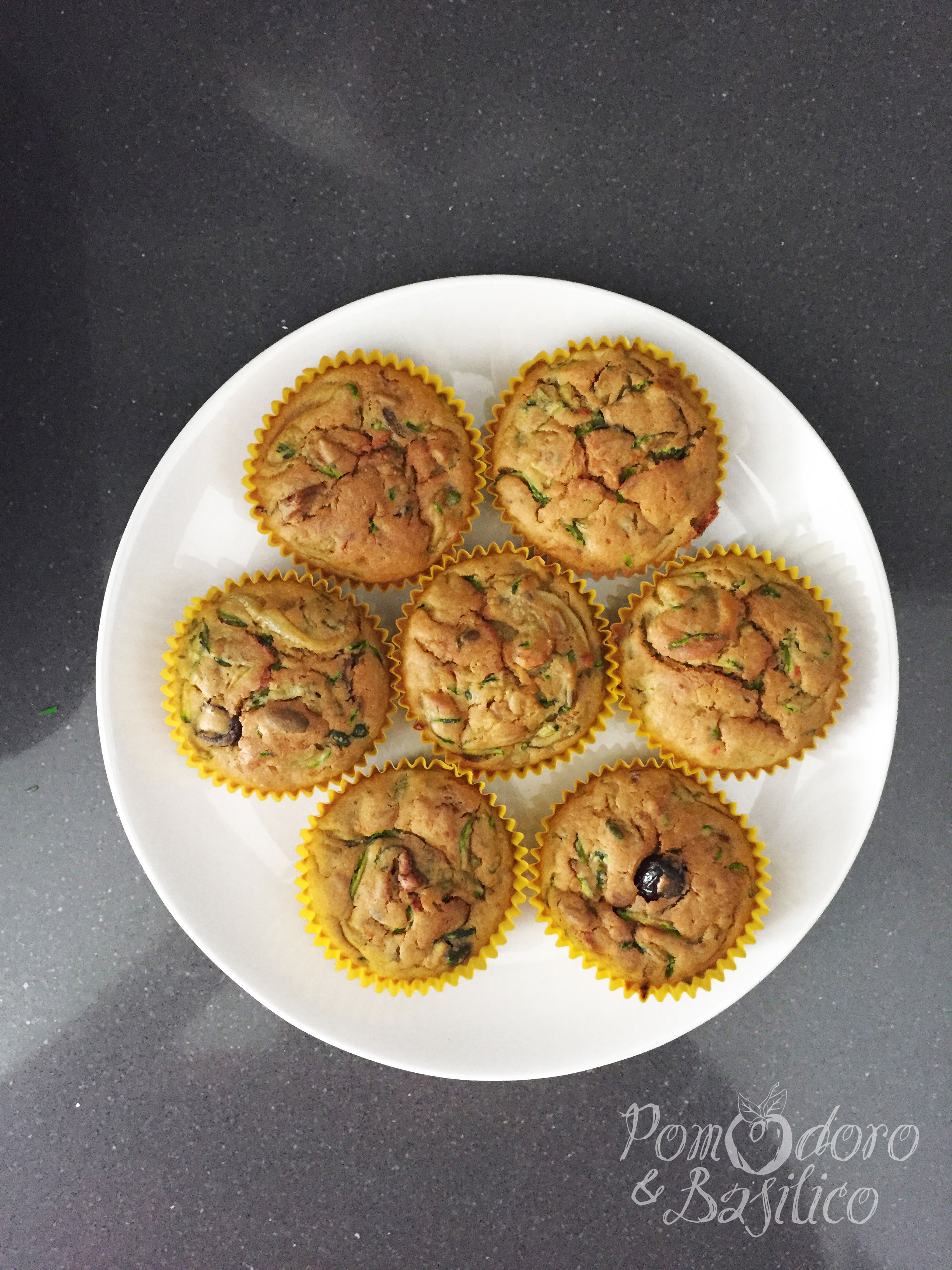 Muffin salati zucchine, pomodori secchi e olive taggiasche