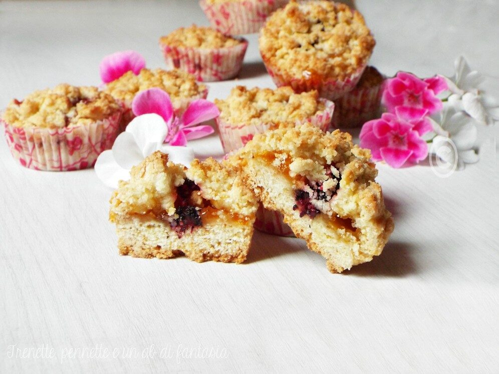 Muffin sbriciolati con albicocche e more gelsi