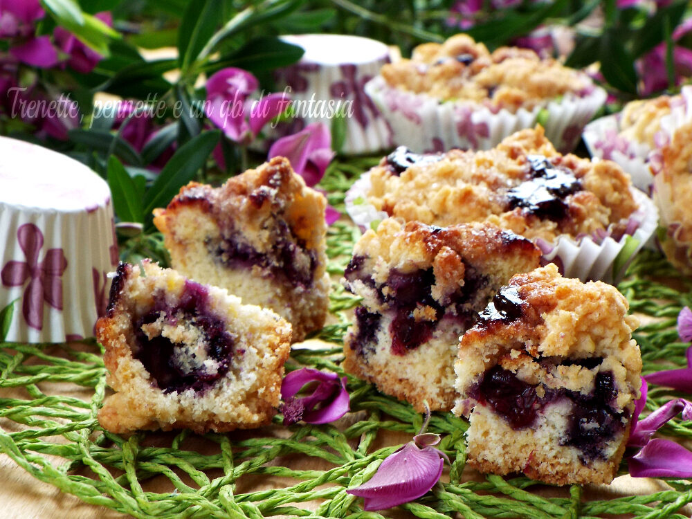 Muffin sbriciolati con marmellata e mirtilli