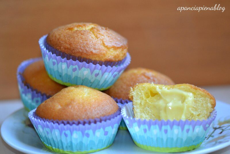 Muffin soffici con ripieno alla crema pasticcera