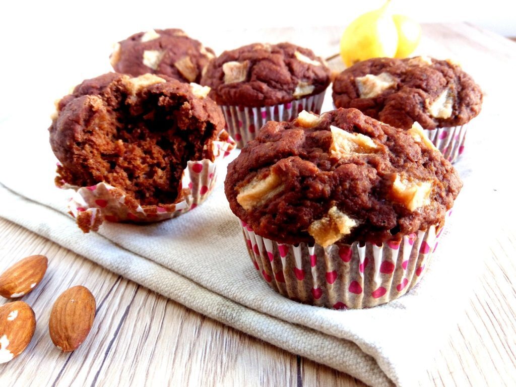 MUFFIN VEGAN SENZA ZUCCHERO CON PERE MANDORLE E FARINA DI CARRUBE