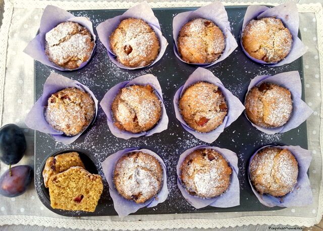 Muffin vegani al cocco fresco e prugne