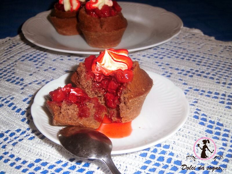 Muffins al cioccolato con salsa di fragole e mascarpone