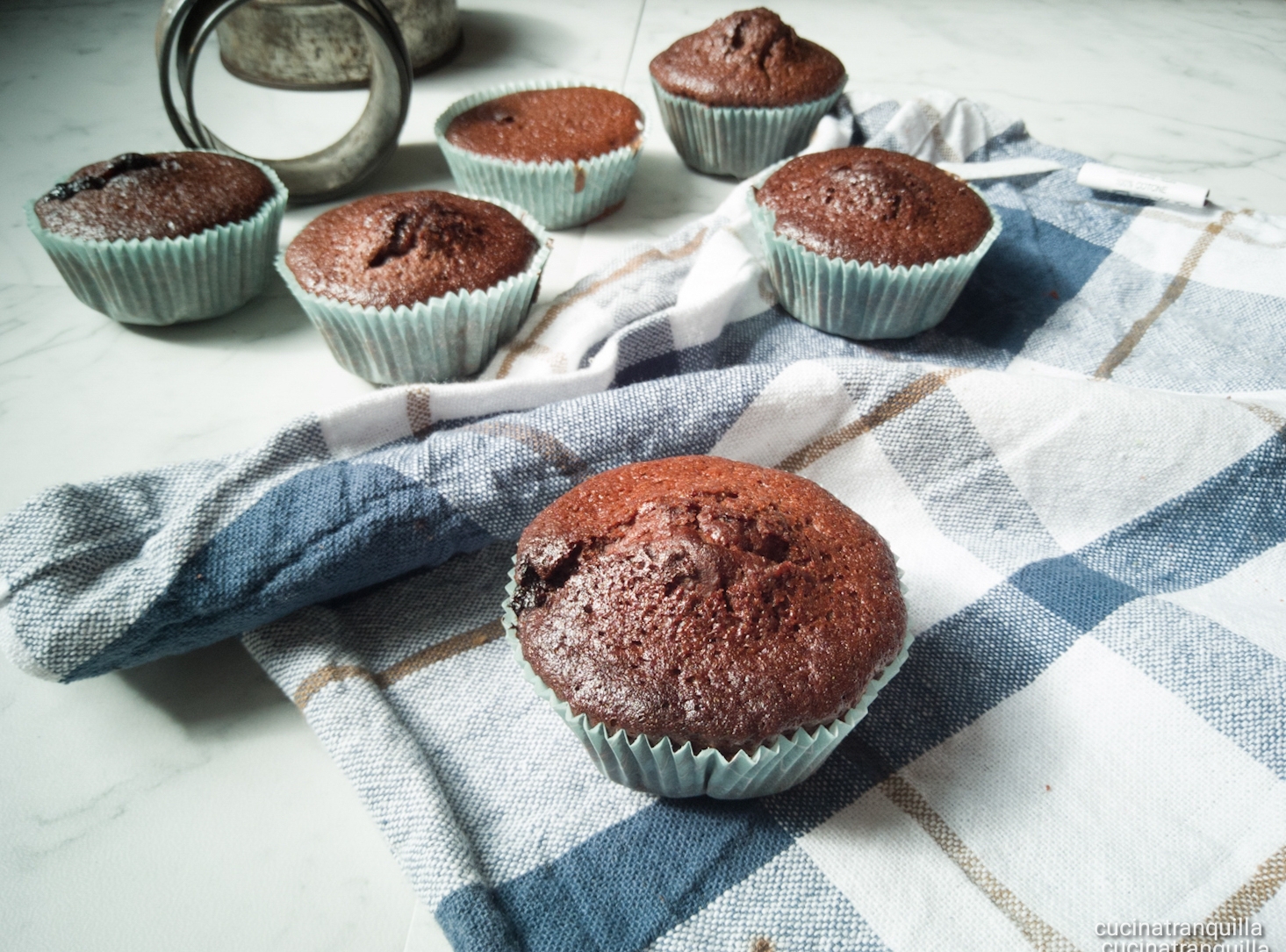 Muffins al cioccolato ripieni di crema alle nocciole