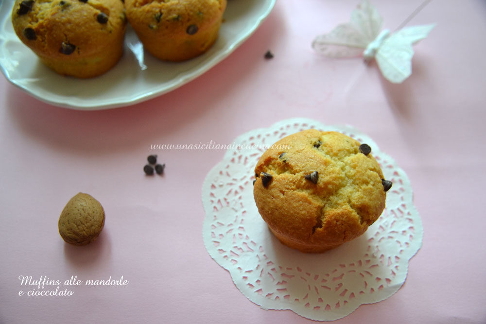 Muffins alle mandorle e gocce di cioccolato