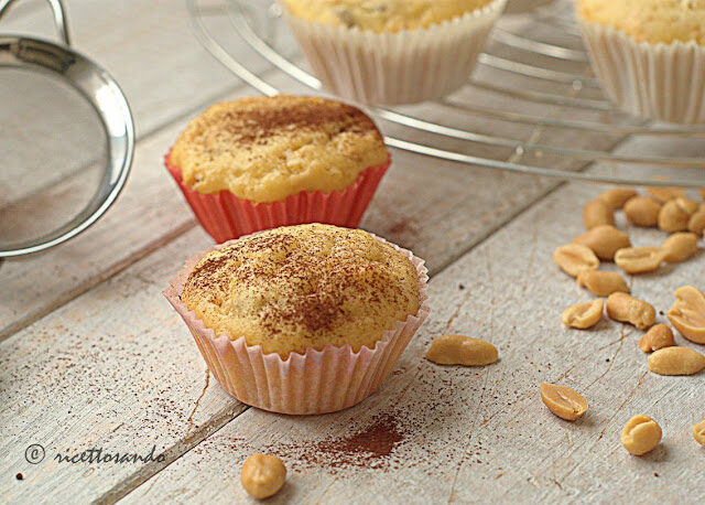 Muffins allo yogurt con arachidi e uvetta