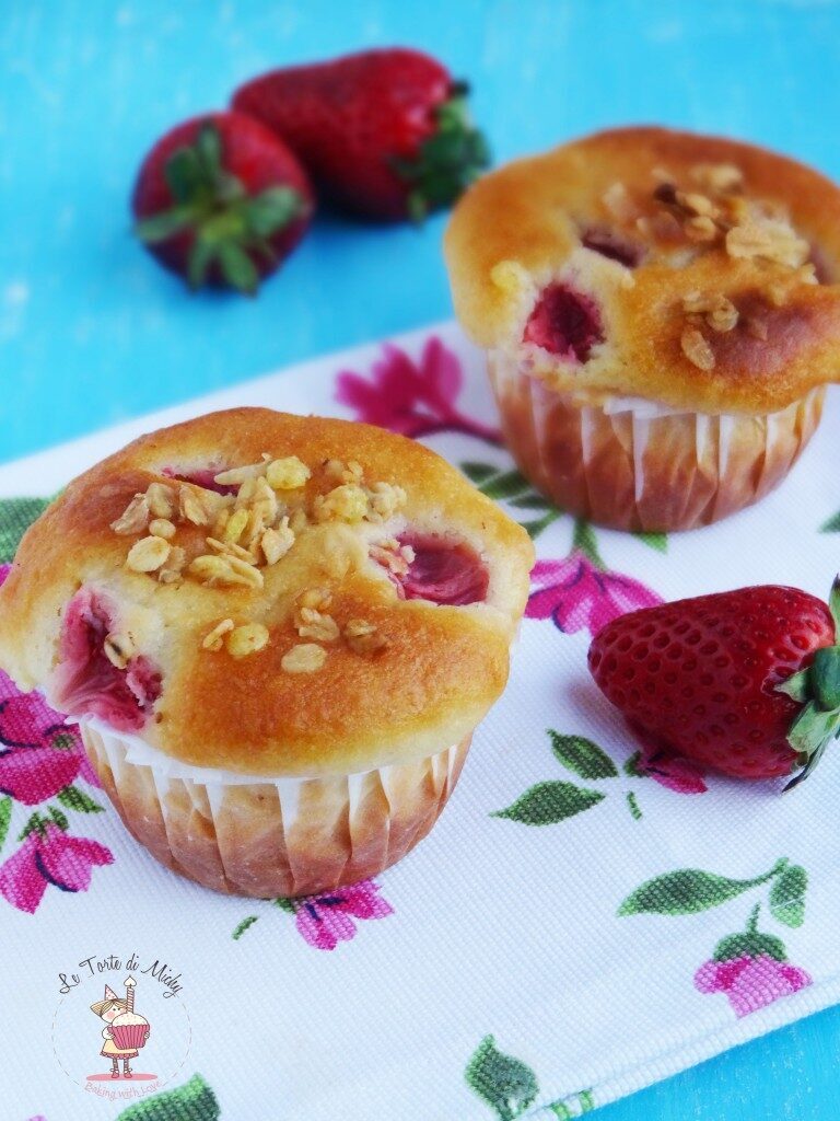 Muffins allo yogurt, fragole e muesli