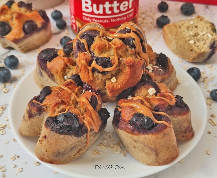 Muffins big soffici e proteici al burro di arachidi e mirtilli