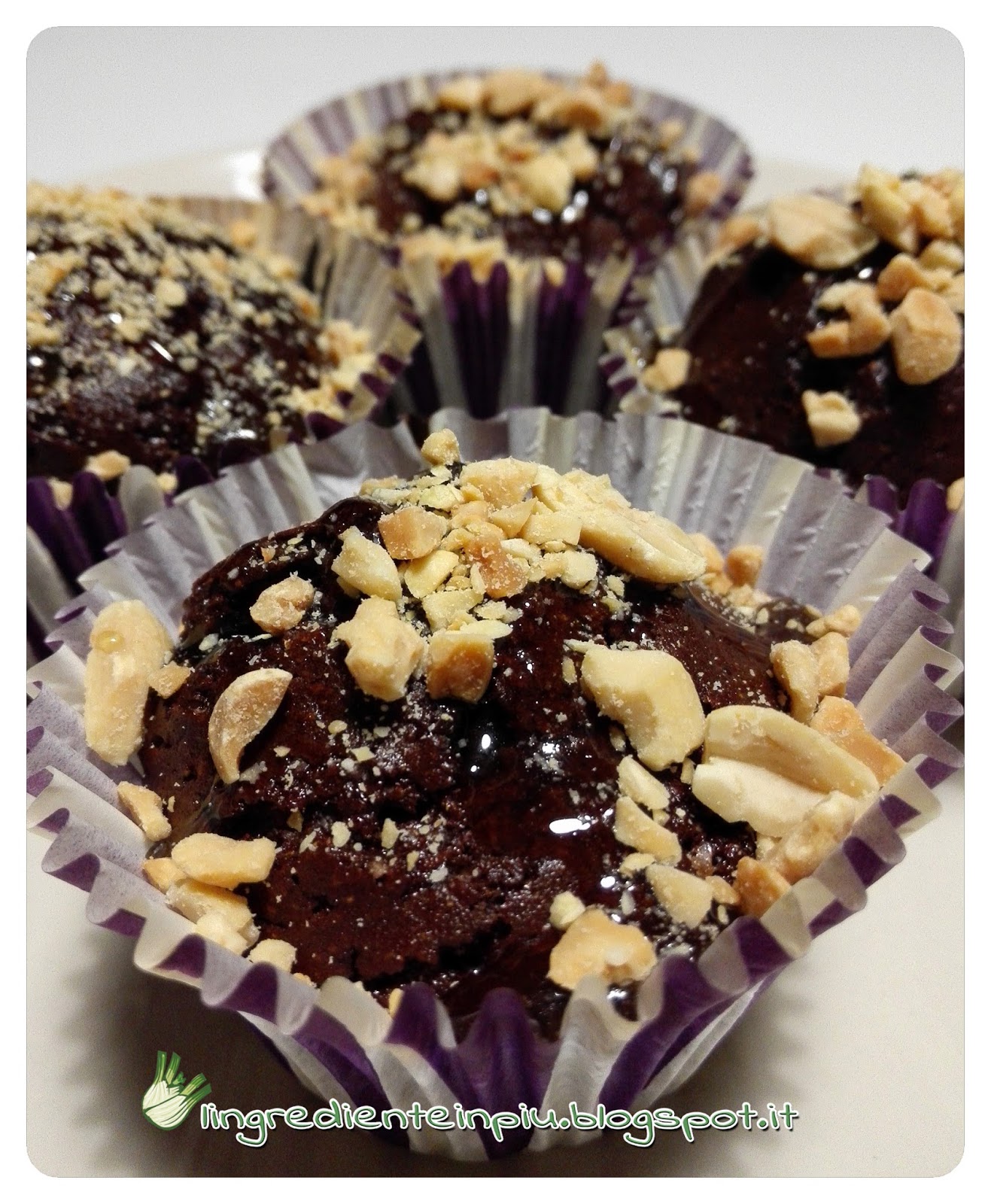 Muffins caramellati al cacao e arachidi con aquafaba