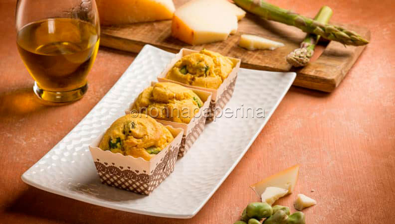 Muffins con fave e asparagi: la versione salata del dolce inglese