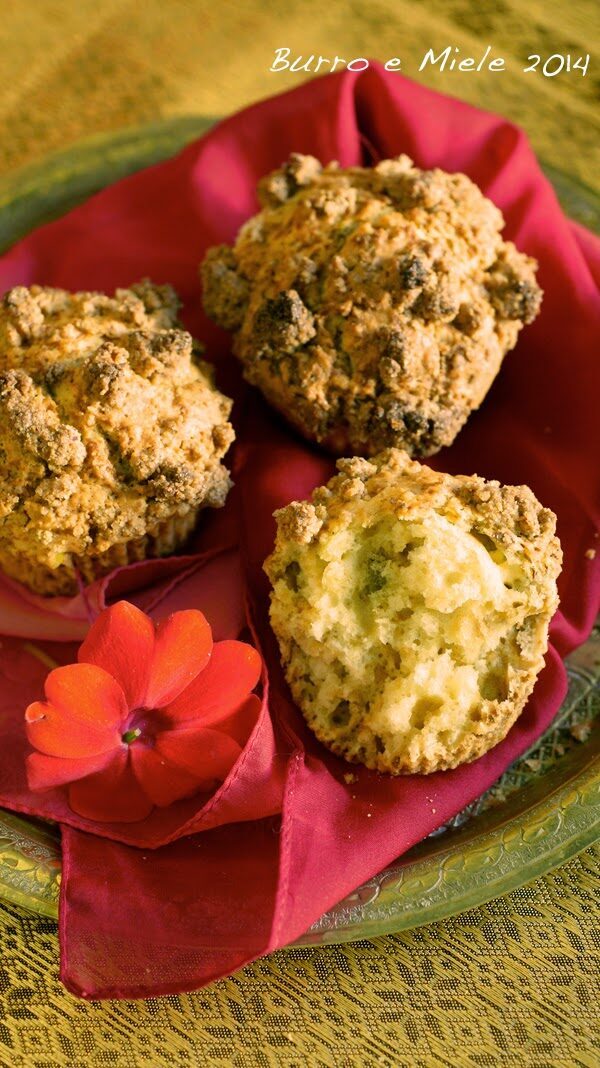 Muffins da mille e una notte: allo zafferano e pistacchio, con streusel di ceci profumato alla rosa