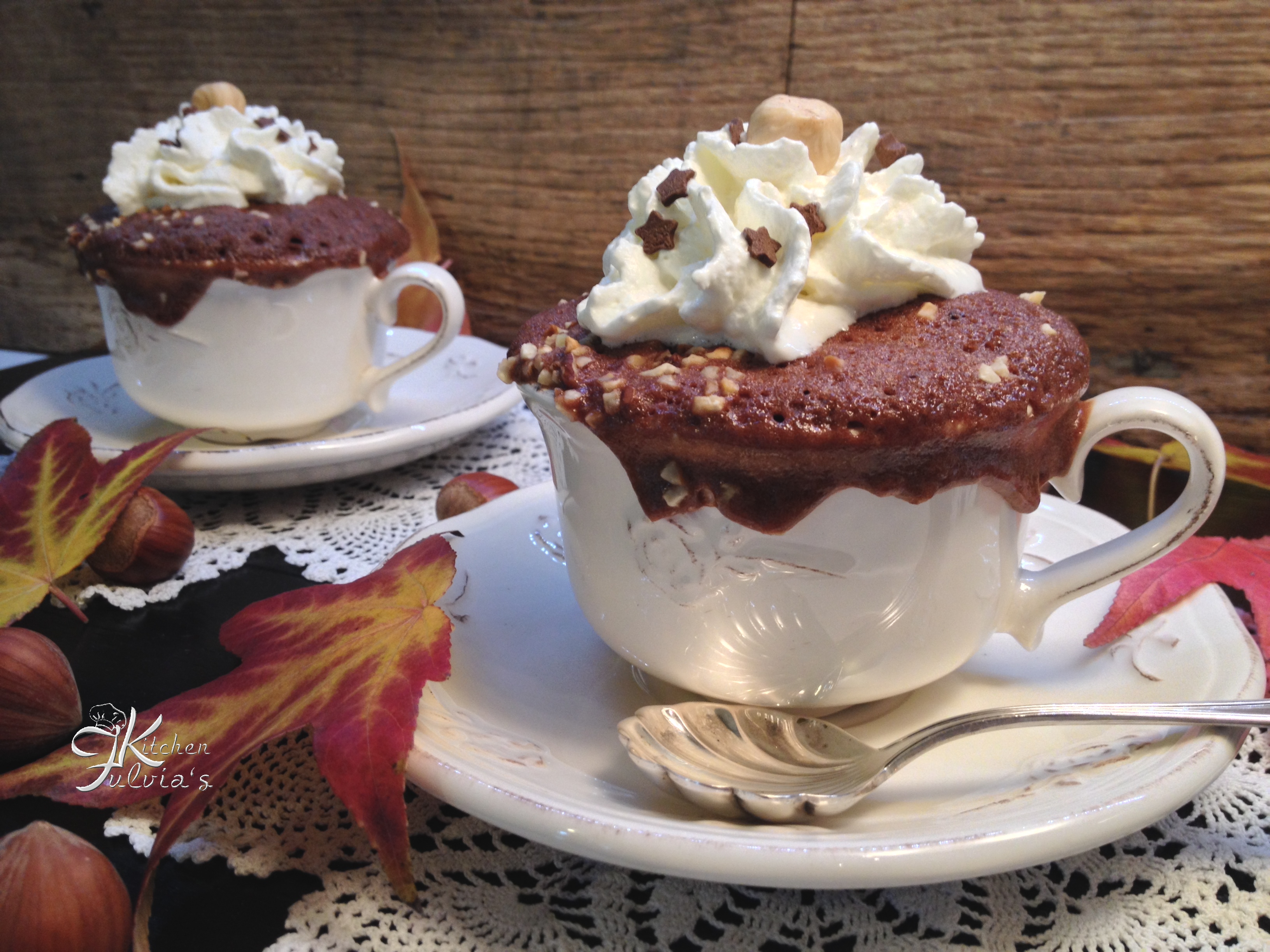 Mug cake ai cioccolato e granella di nocciole
