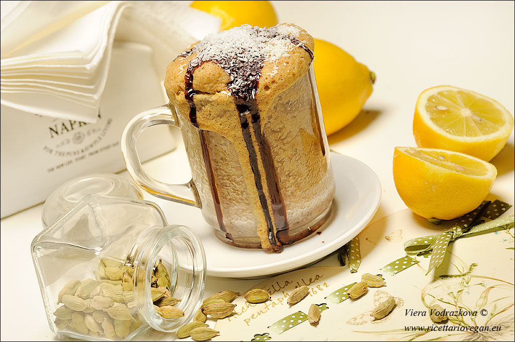 Mug cake al cardamomo e limone in forno microonde