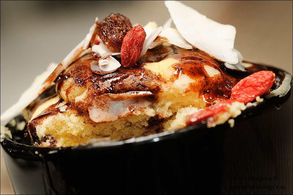 Mug cake al kamut con frutta secca e topping