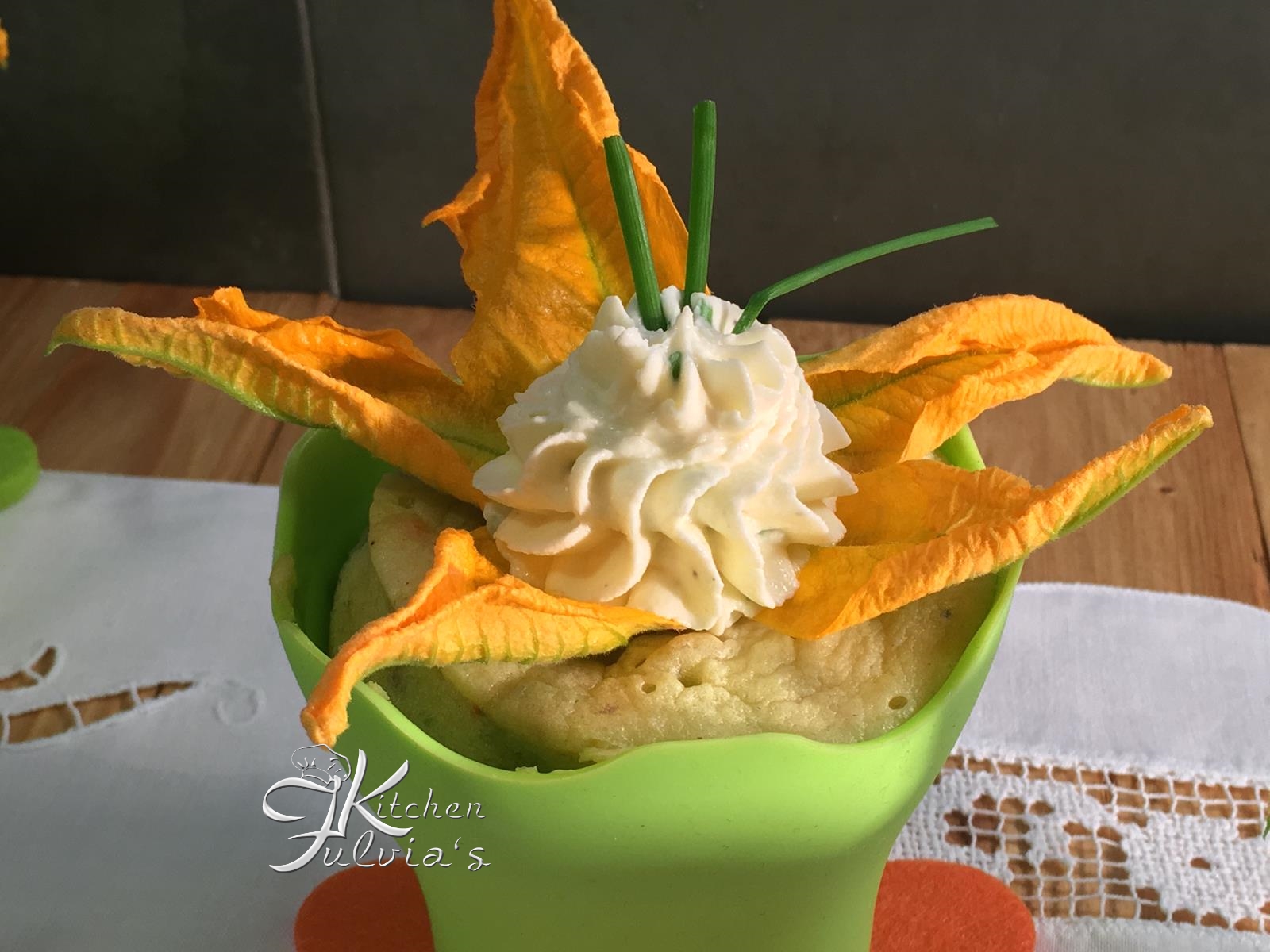 Mug cake con fiori di zucca, acciughe e ricotta