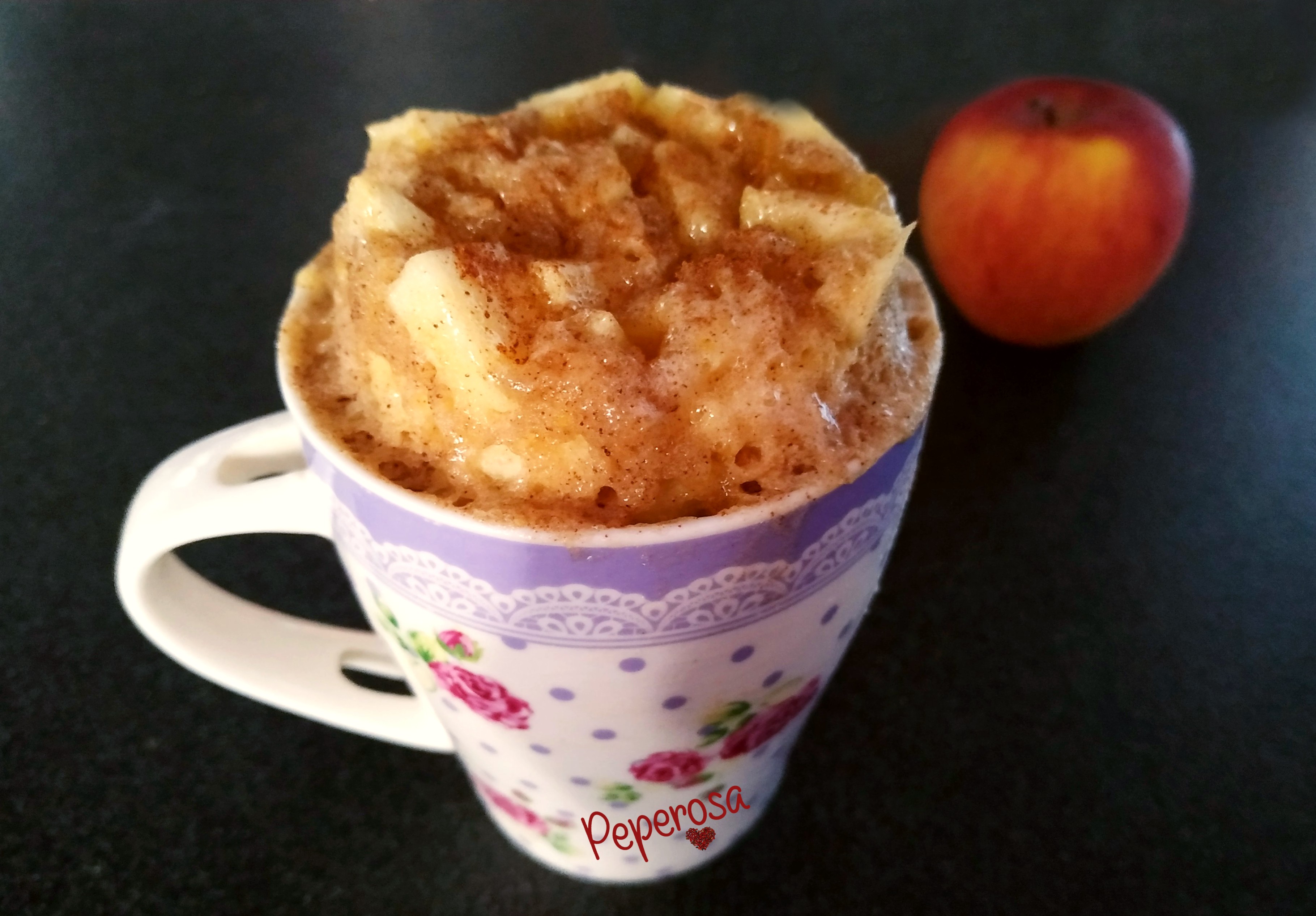 Mug cake di mele e cannella