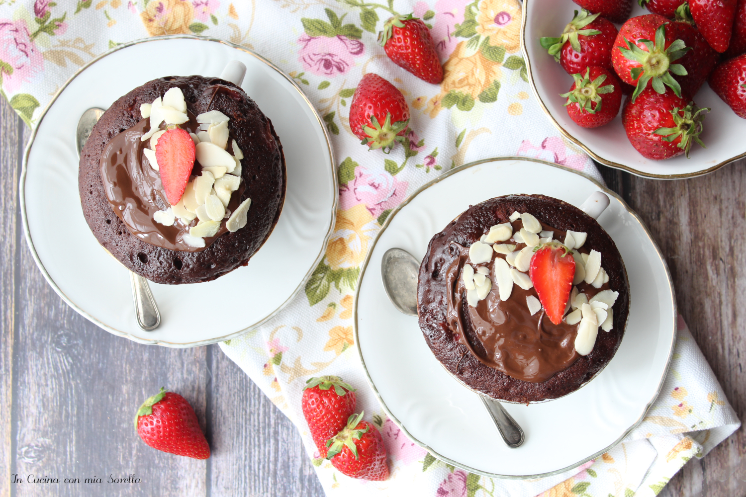 Mug cake fragole e cioccolato