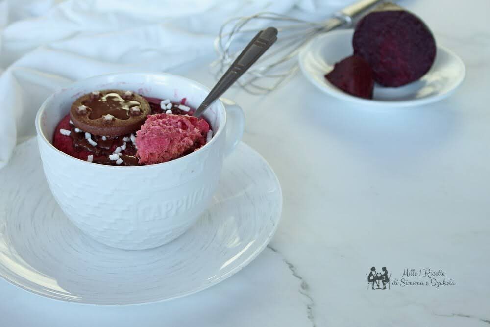 Mugcake alla barbabietola con crema al cioccolato
