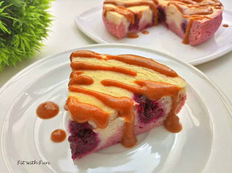 Mugcake proteica e senza glutine cocco e more