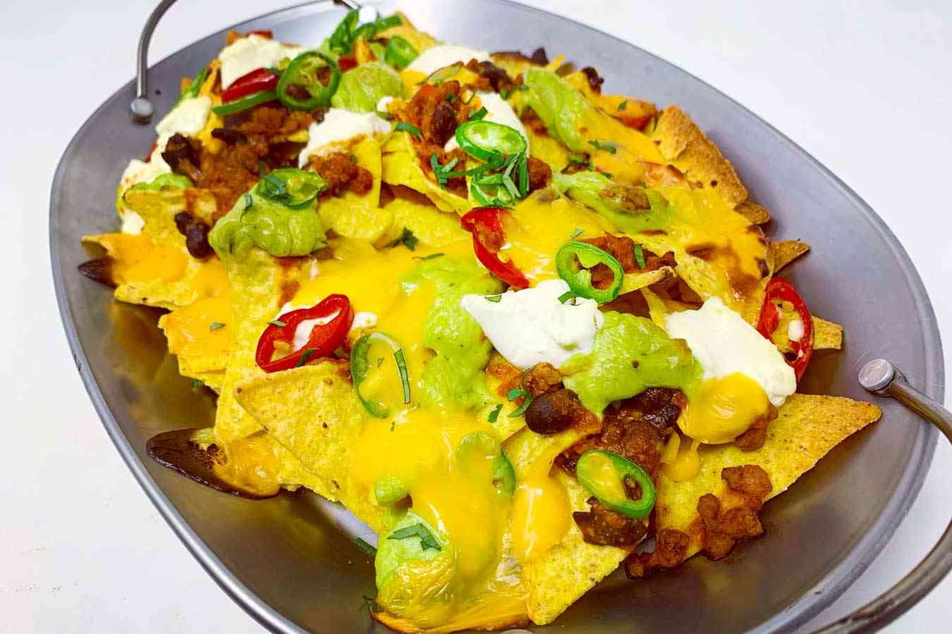 Nachos con chili e guacamole