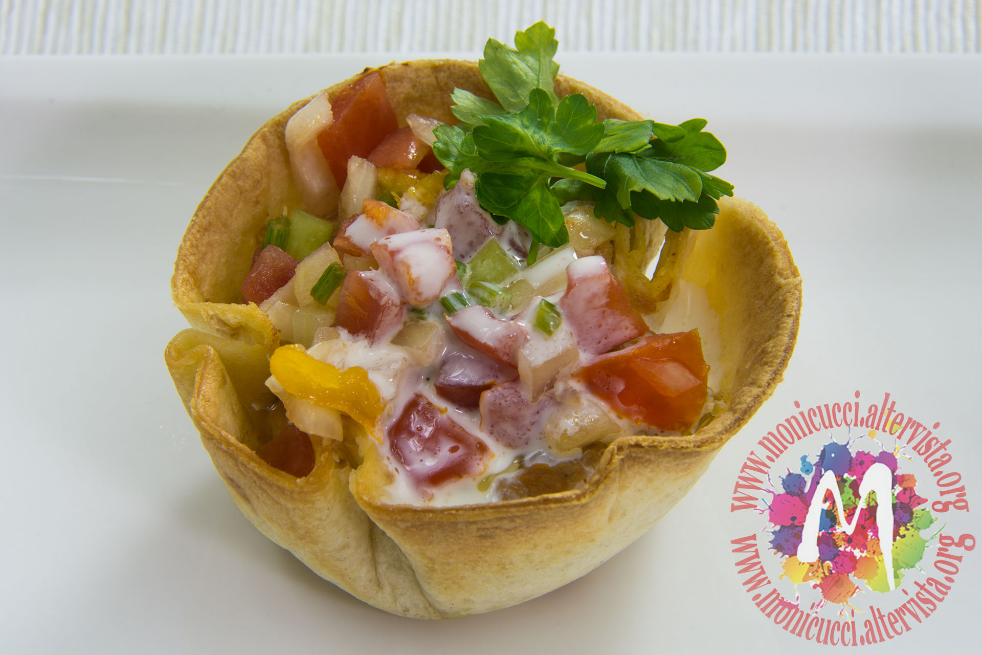 Nachos di pane azzimo con crema di soia e verdurine piccanti