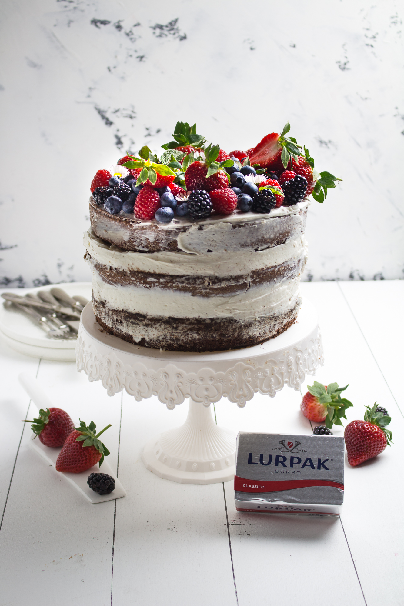 Naked cake al cacao e frutti di bosco