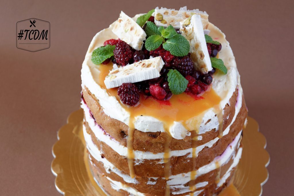 Naked cake al panettone con torrone e frutti rossi