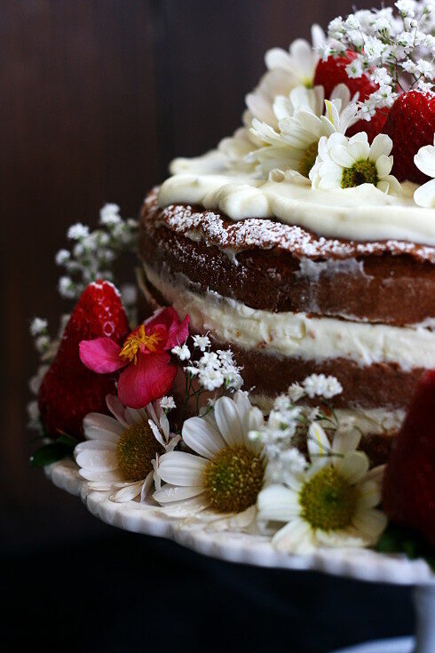 Naked cake al pistacchio con ganache montata al cioccolato bianco e fragole
