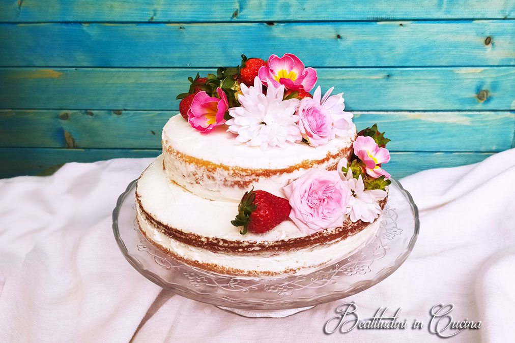 Naked cake alle fragole e fiori