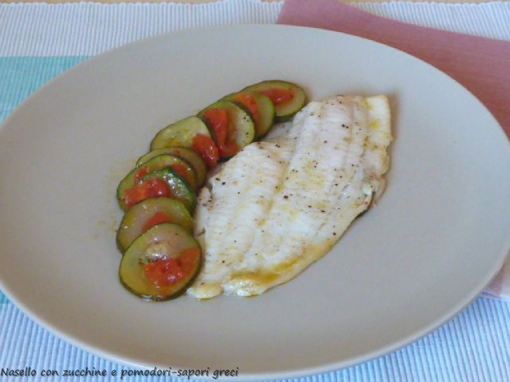 Nasello con zucchine e pomodori