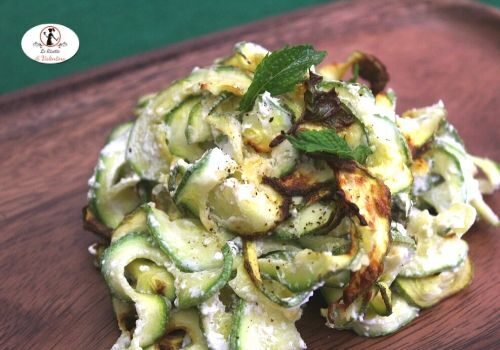 Nastri di zucchine alla menta e creme fraiche in friggitrice ad aria