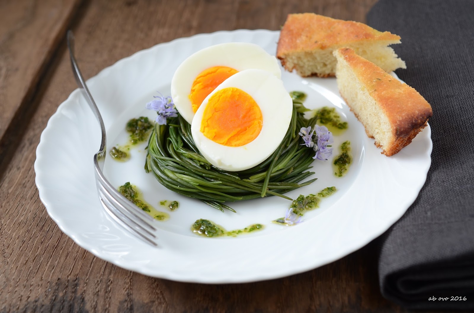 Nidi di agretti con uova e salsa di capperi e acciughe