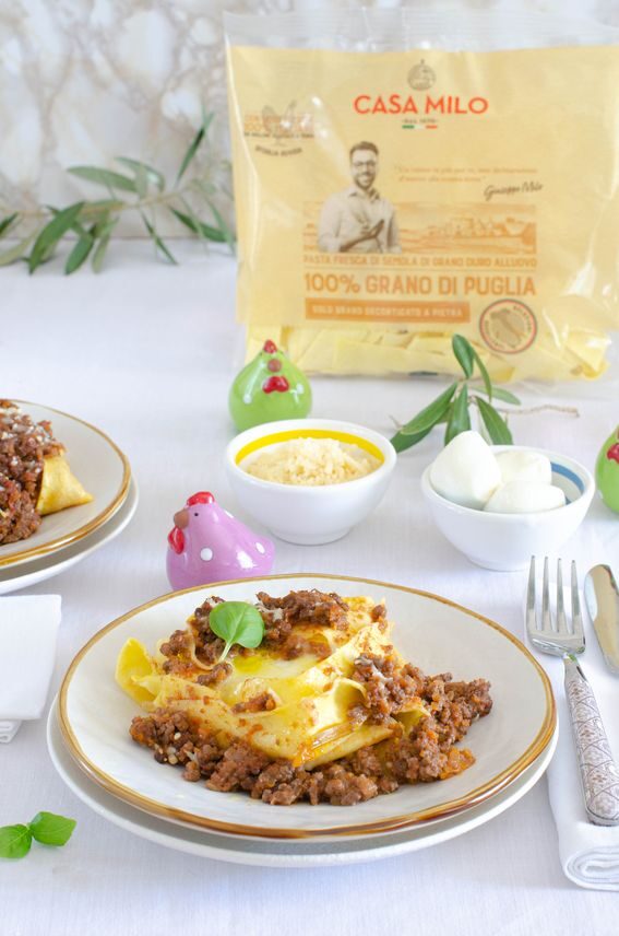 Nidi di pappardelle casa milo 100% filiera puglia con ragù e mozzarella