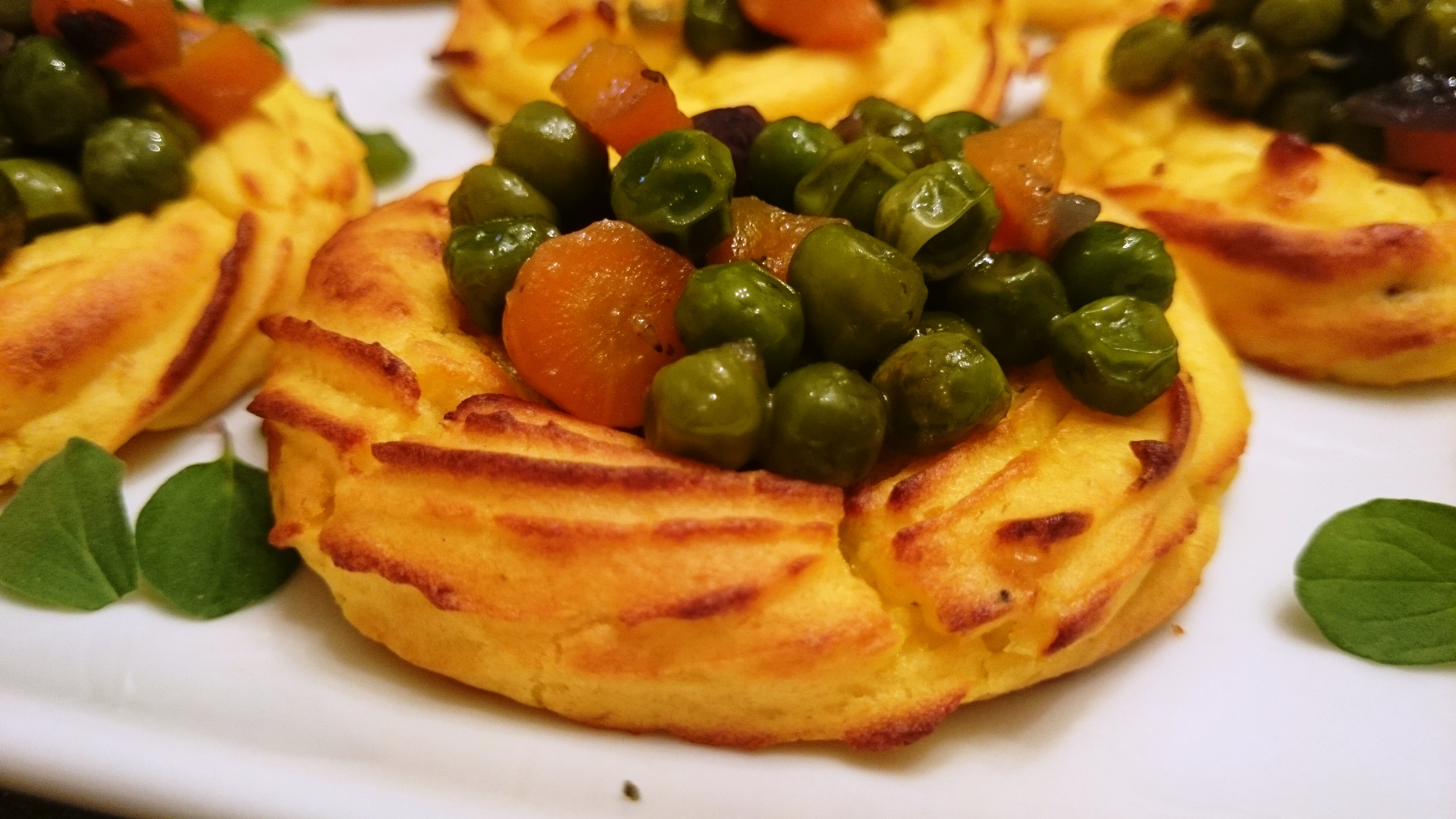 Nidi di patate con piselli