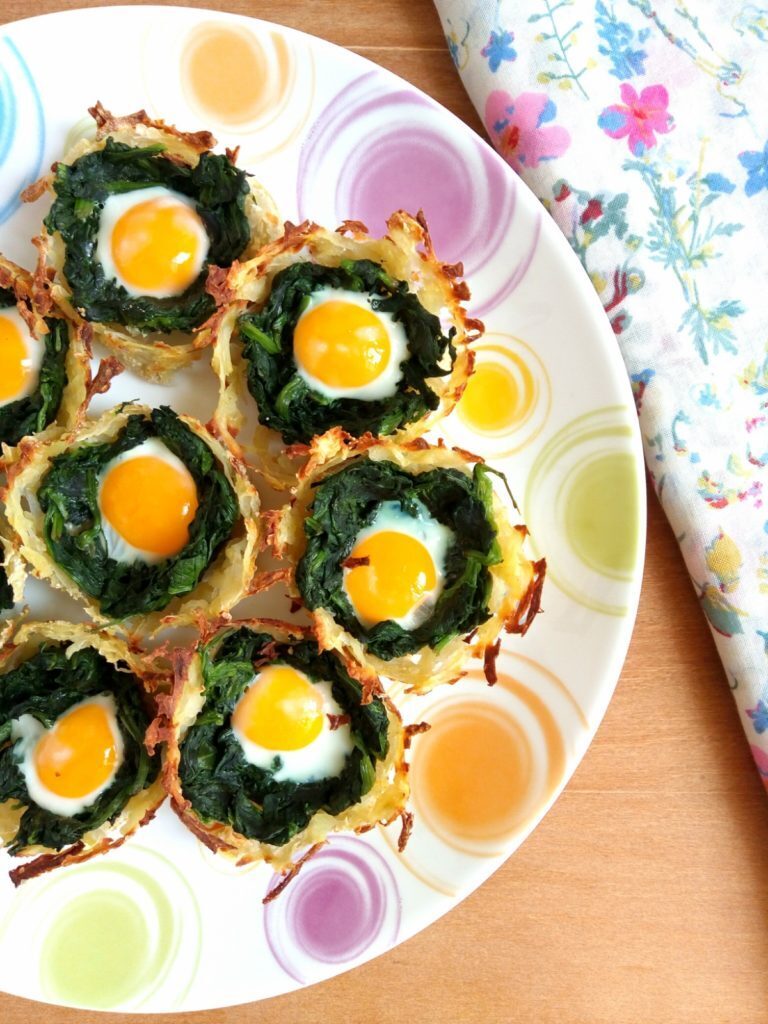 Nidi di patate con spinaci e uova di quaglia
