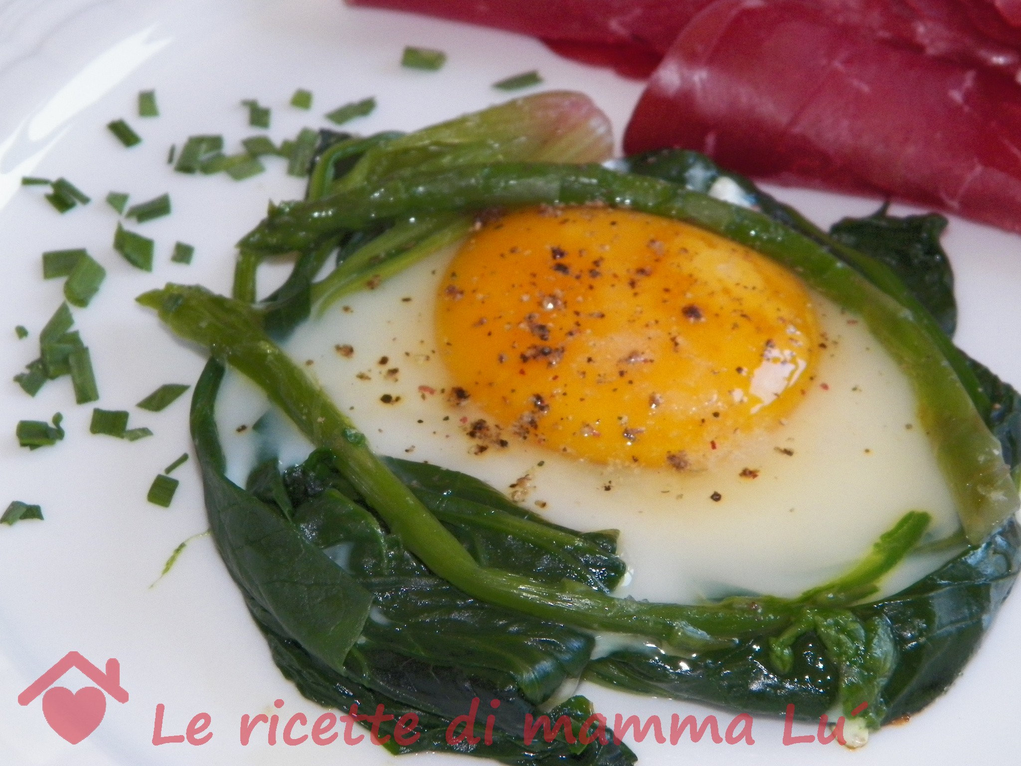 Nidi di spinaci e asparagi con uova