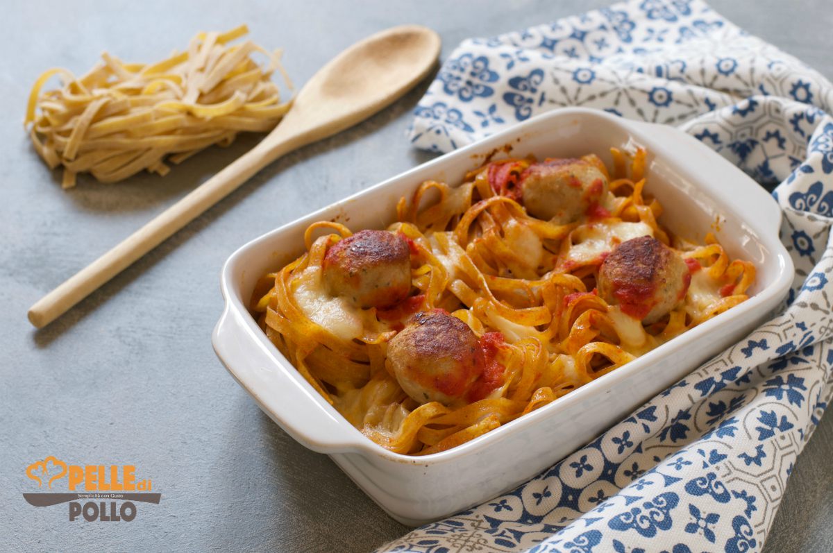 Nidi di tagliatelle con polpette e mozzarella