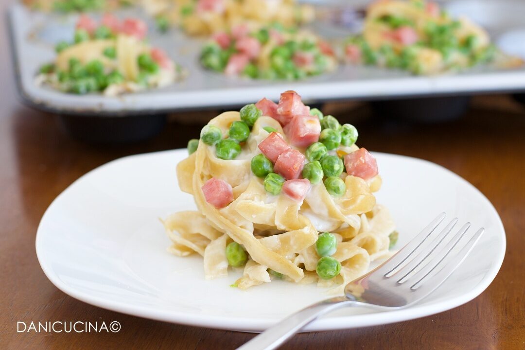 Nidi di tagliatelle con prosciutto e piselli