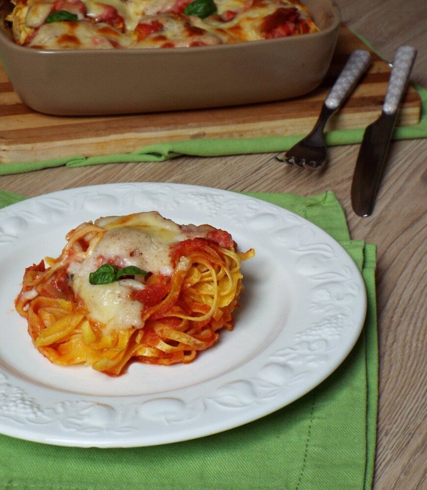 Nidi di tagliatelle con sugo di funghi