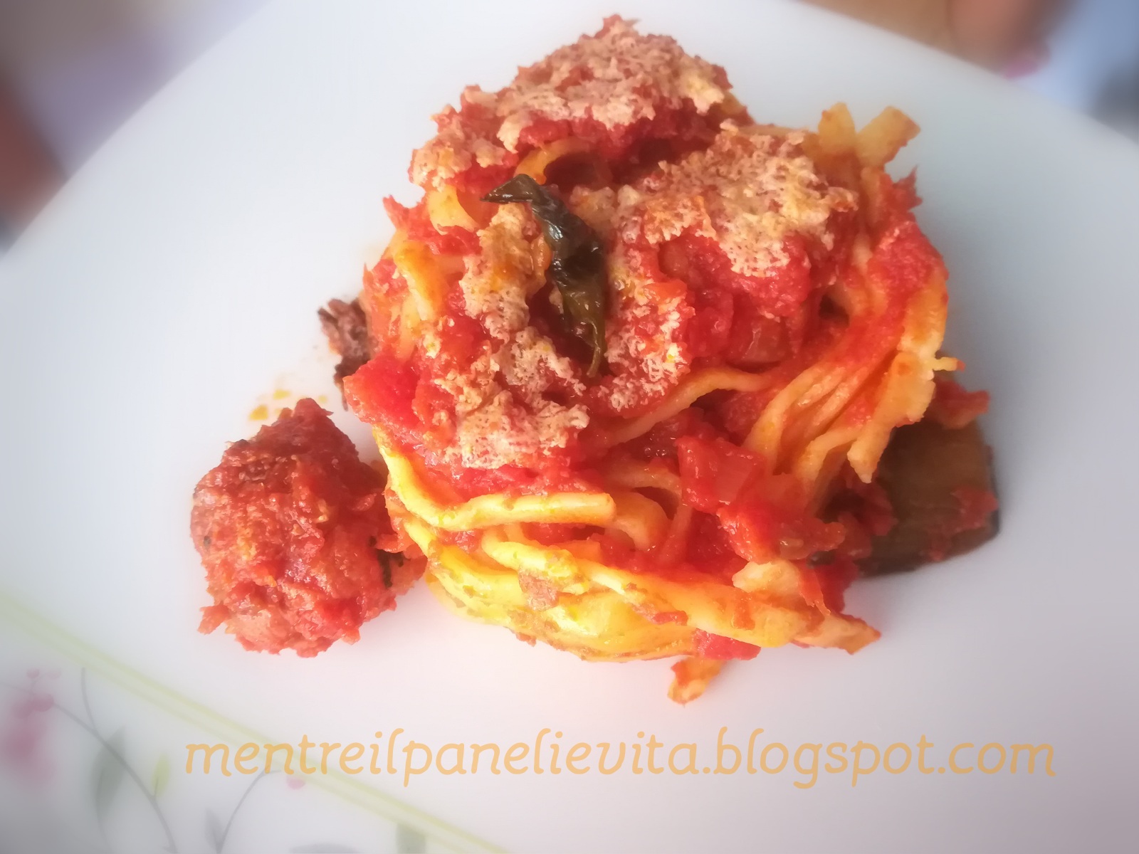 Nidi di tagliolini con pasta di salame e melanzane