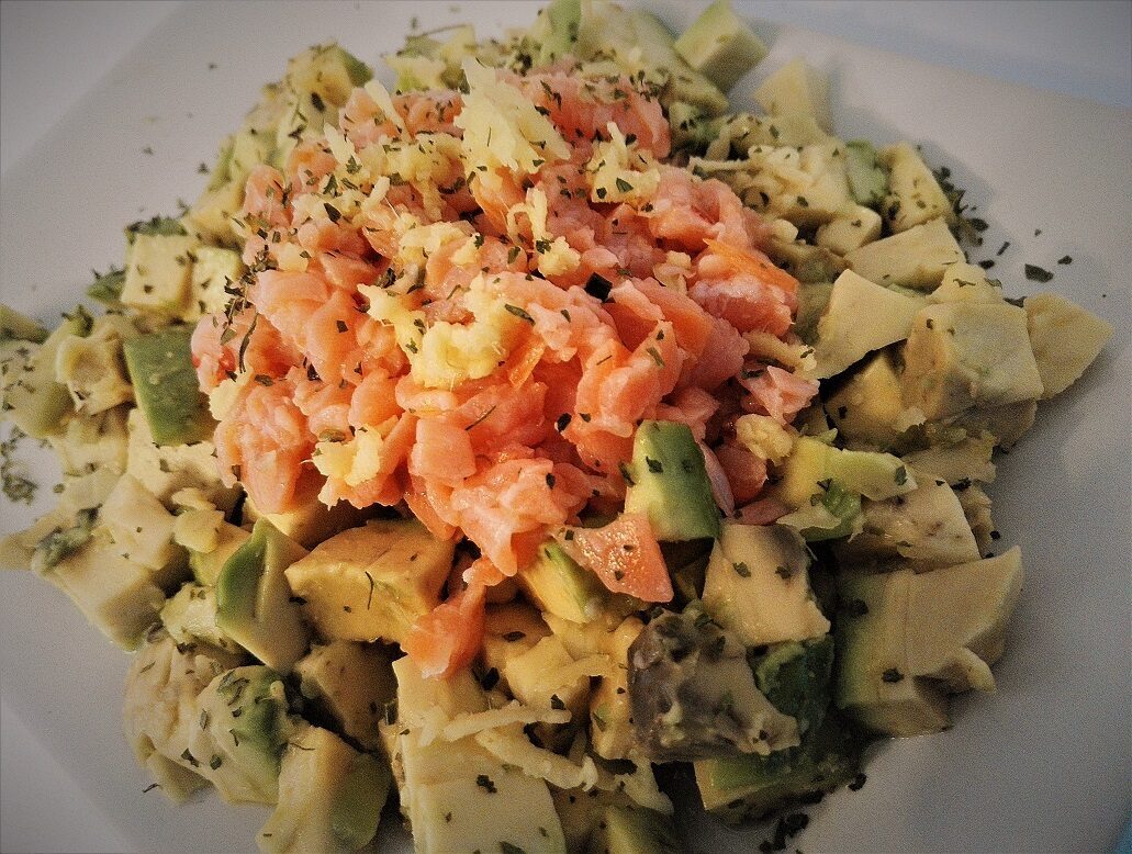 Nido di avocado con tartare di salmone