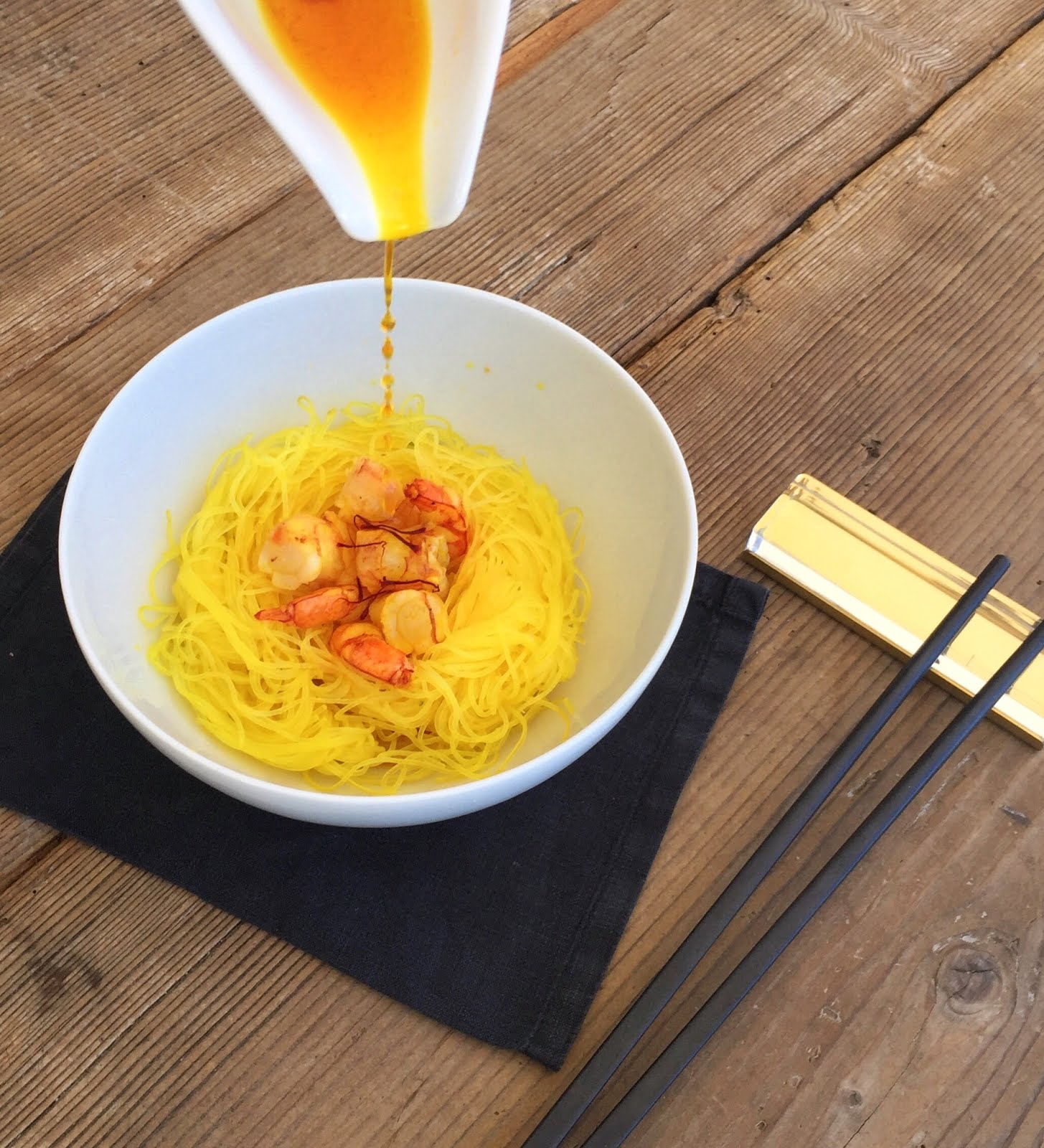 Nido di noodles, zafferano e gamberi scottati