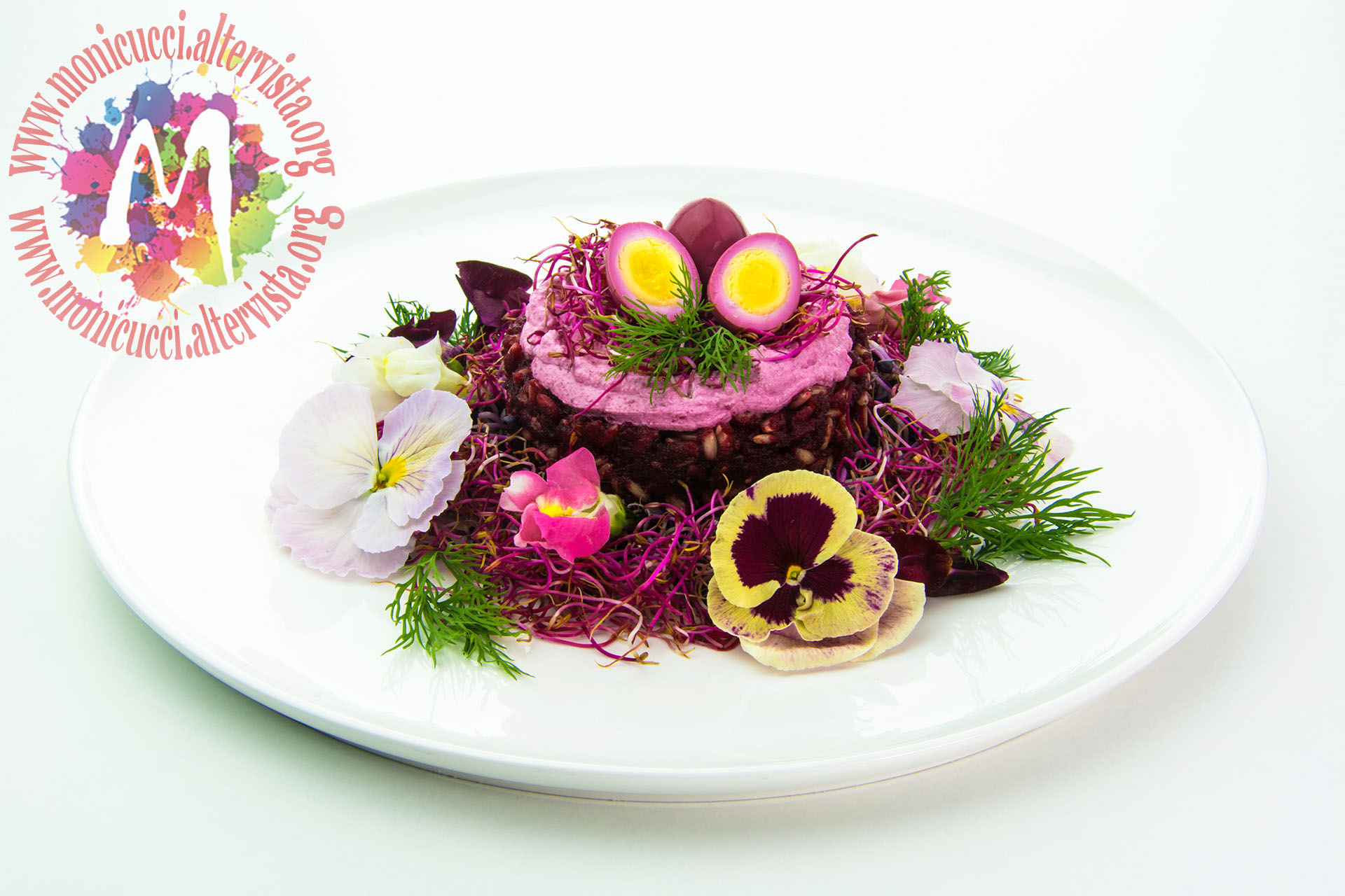 Nido di primavera: pilaf di riso integrale alla rapa rossa con mousse di caprino, germogli e uova di quaglia