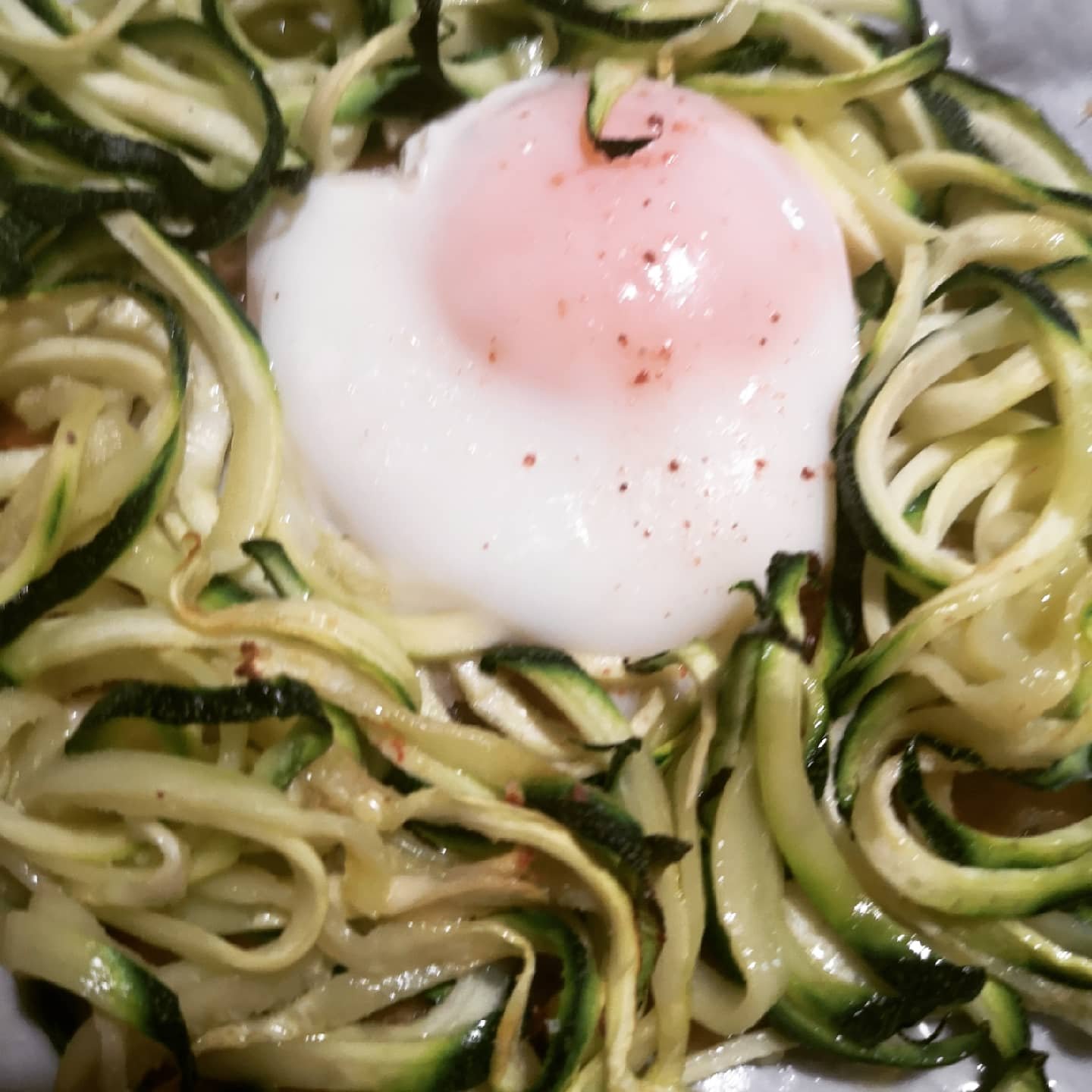 Nido di zucchine e uova