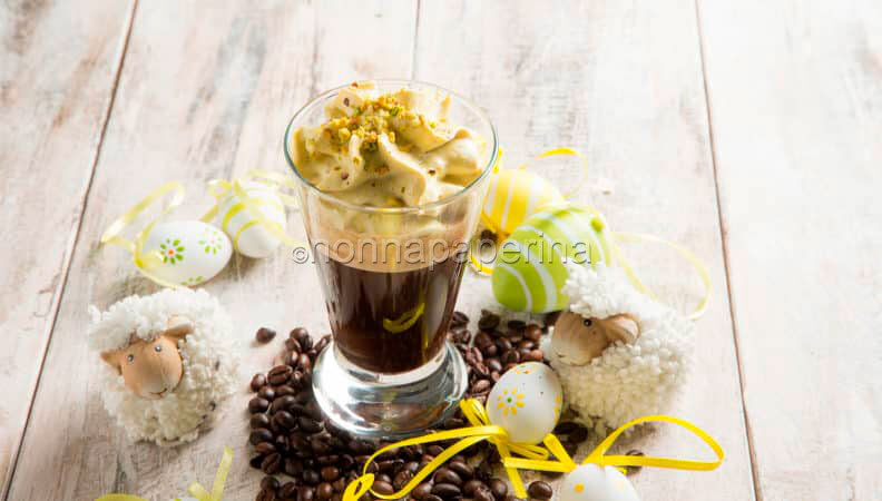 Nitro al caffè con spuma al pistacchio, un dessert fresco
